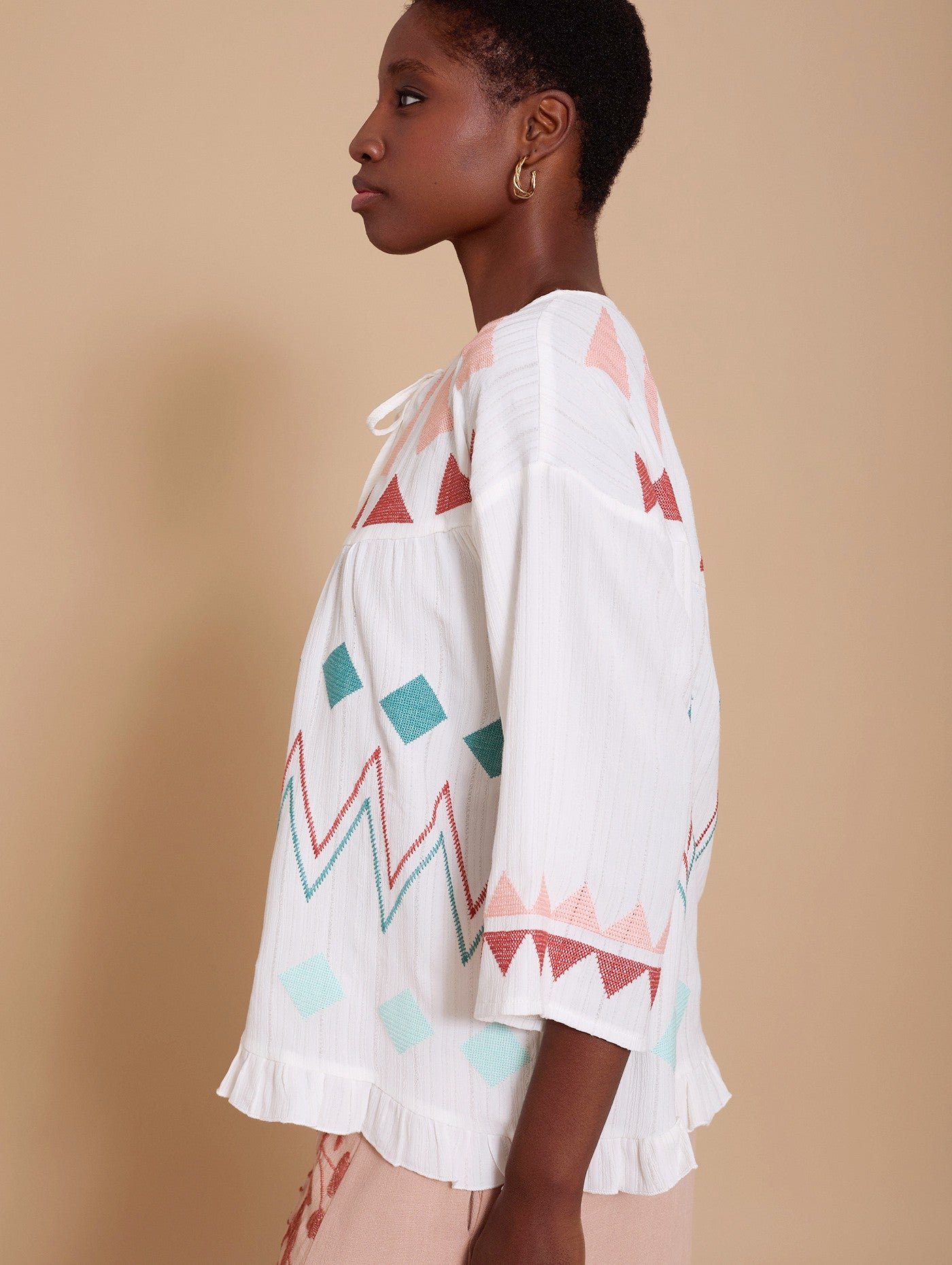 Blusa con ricami