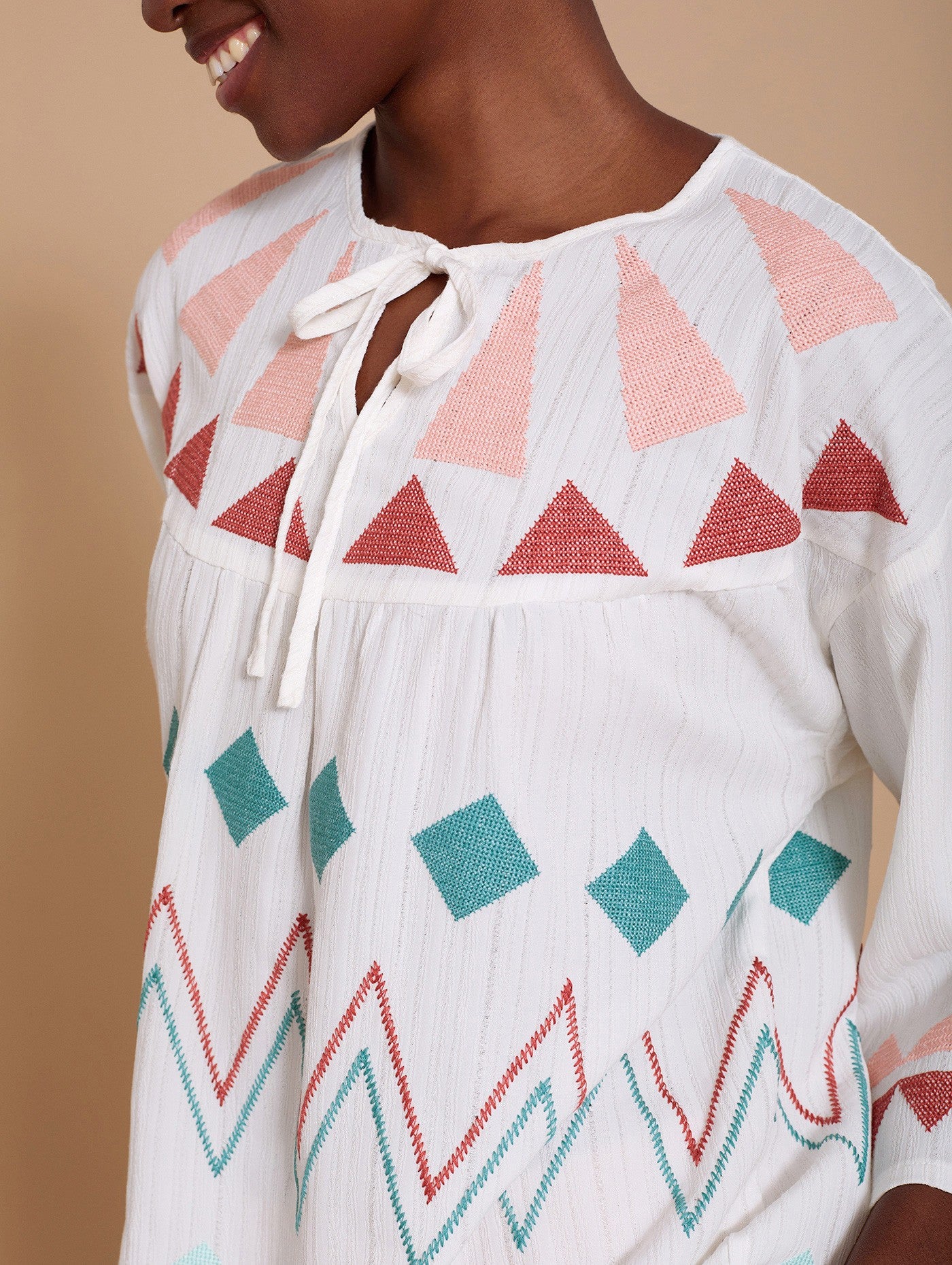 Blusa con ricami