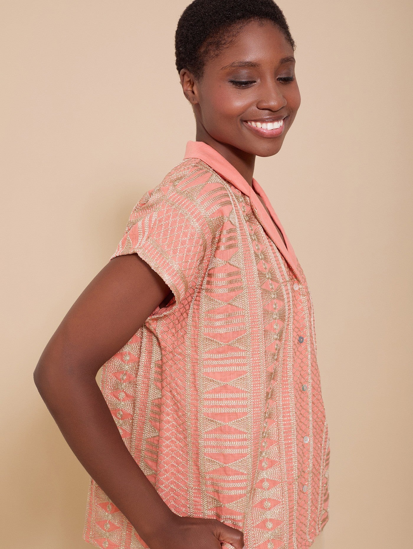 Blusa corallo con tessuto ricamato oro