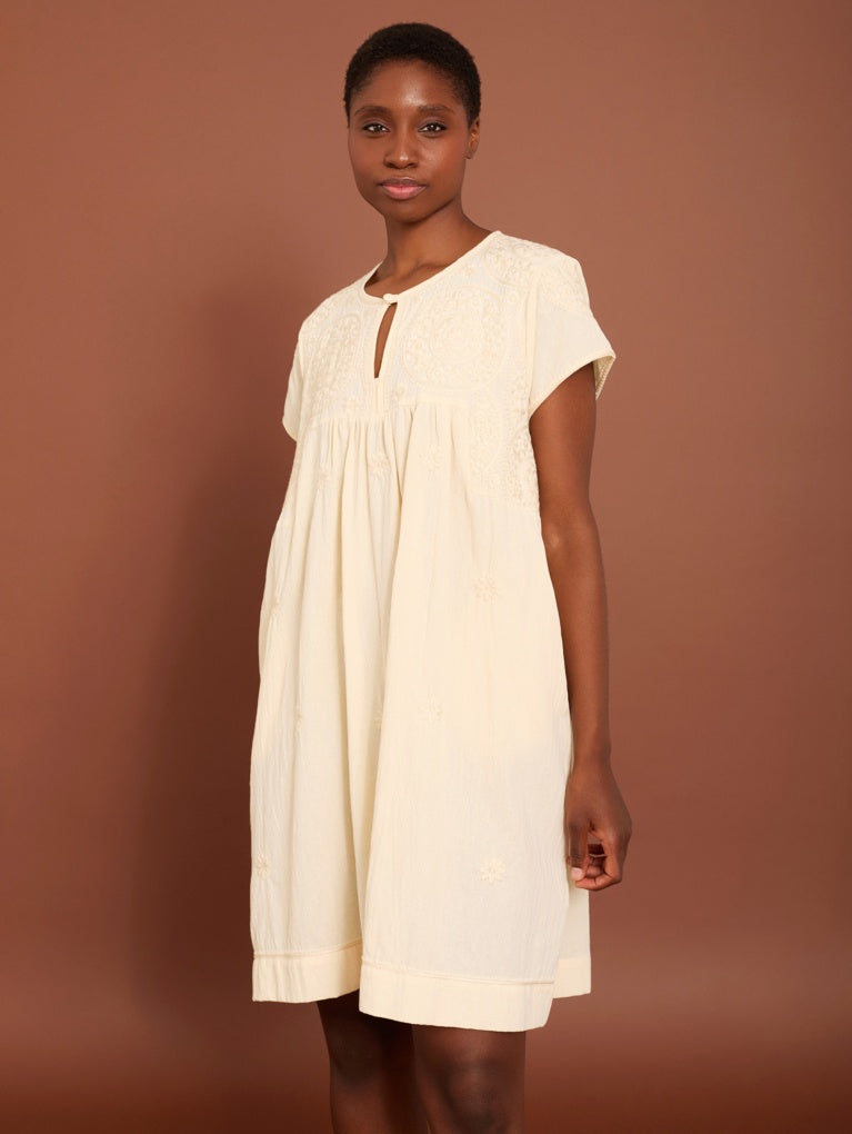 Abito corto in cotone ricamato