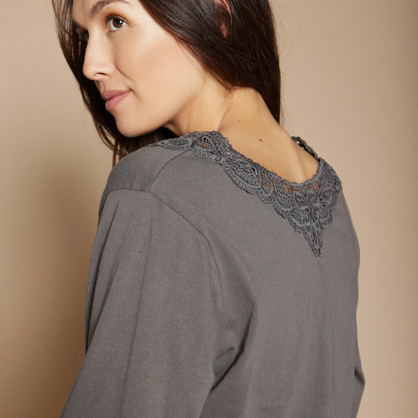 T-shirt con inserto in pizzo grigia