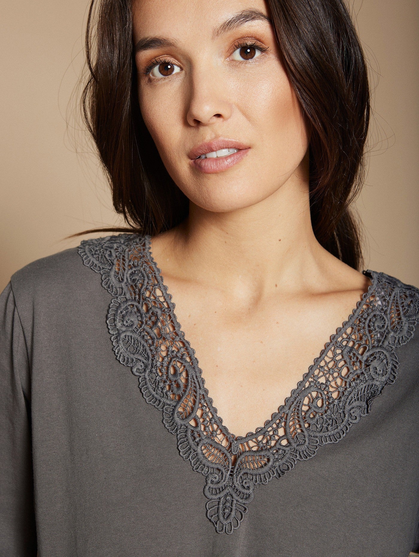 T-shirt con inserto in pizzo grigia