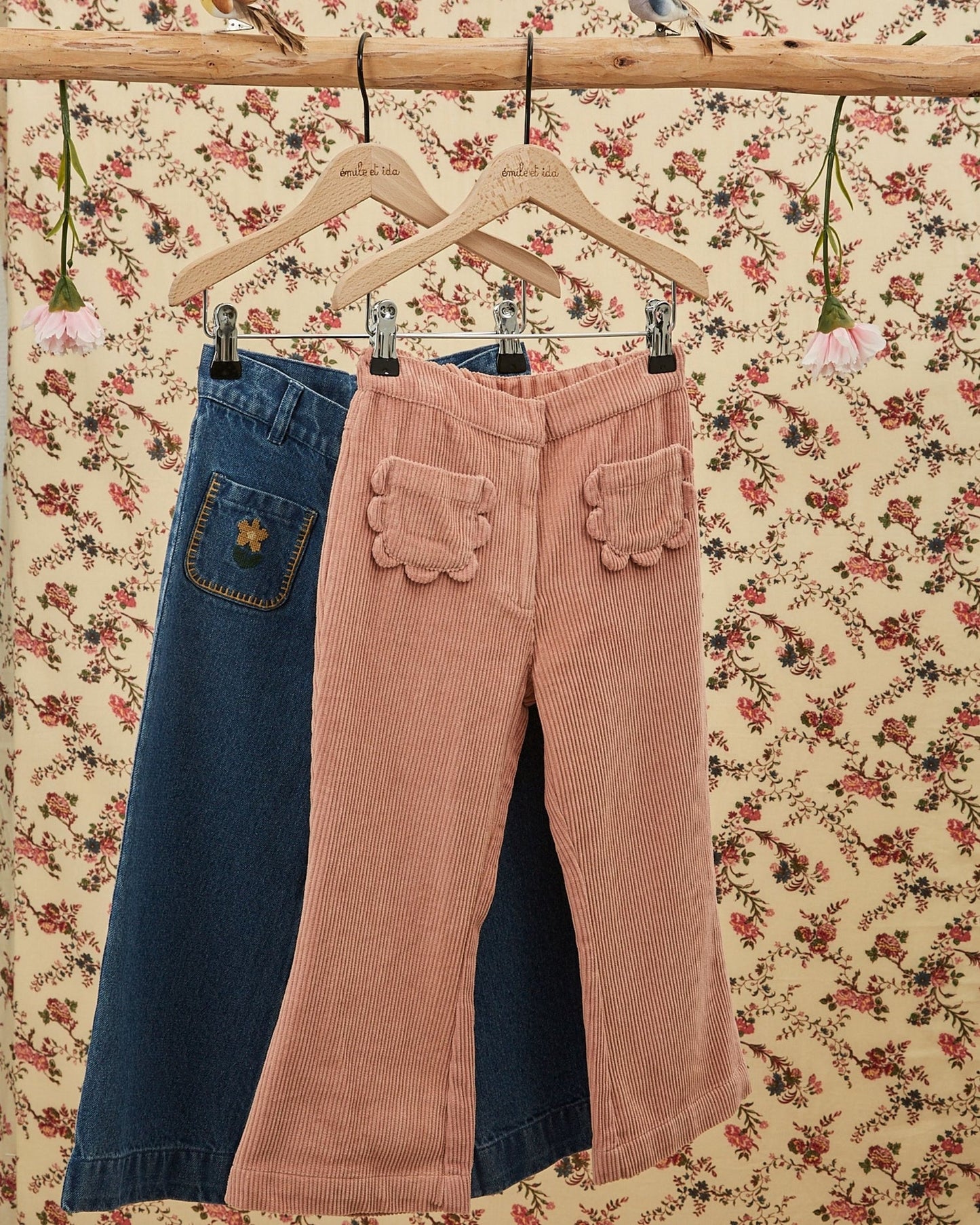 Jeans con tasche ricamate a fiori