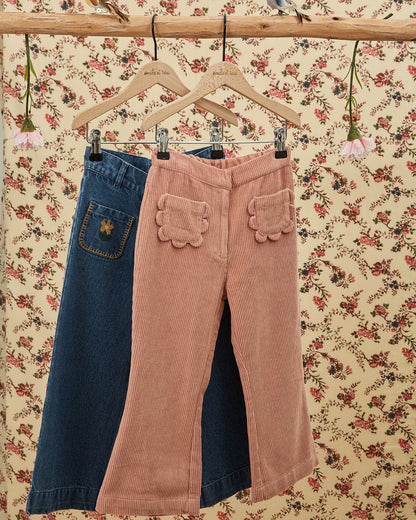 Jeans con tasche ricamate a fiori