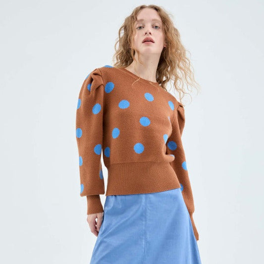Maglia a maglia con manica a sbuffo e stampa a pois marrone